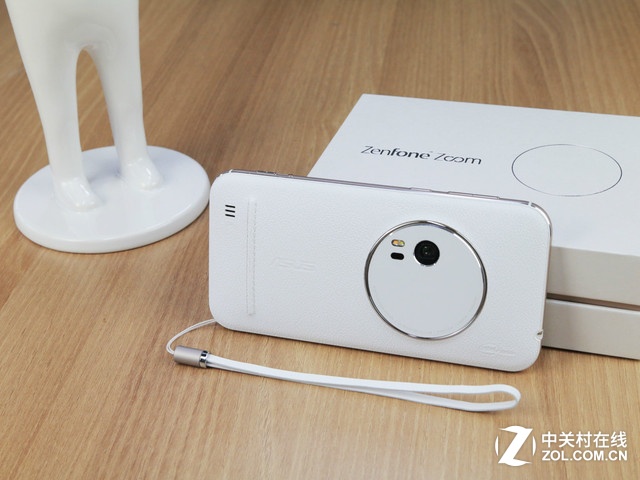 最薄光学变焦 白色华硕ZenFone Zoom赏析