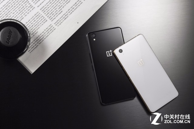 10月29日发布的一加手机X搭载高通骁龙801处理器+2GB RAM，供给16GB ROM，具有5英寸AMOLED显示屏，前置800万像素摄像头，后置1300万像素摄像头，价格1499元。