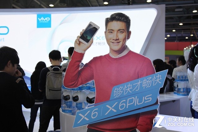 vivo X6以及X6Plus是vivo展台上最受重视的产品，作为vivo眼下要点主推的新机，用户纷繁来体会它们的“快”。