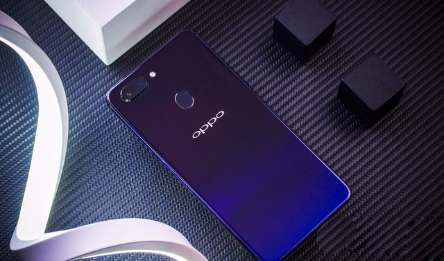 OPPO R15x和OPPO R15外观比照：